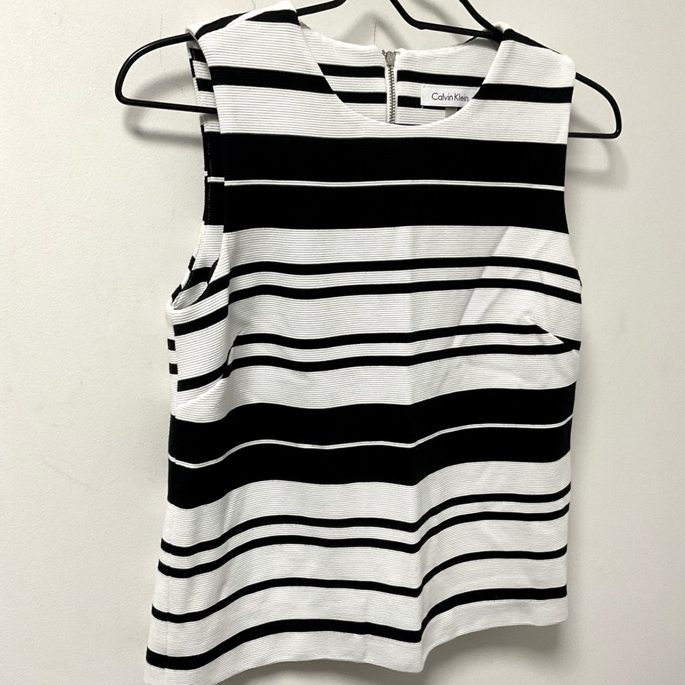 Striking Black & White Striped Ribbed Textured Sleeveless Shirt! - Picture 4 of 9